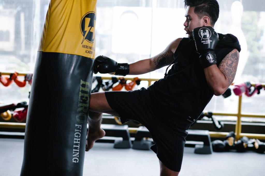 Low kick e ginocchiate al sacco da boxe - Kombatnet Blog