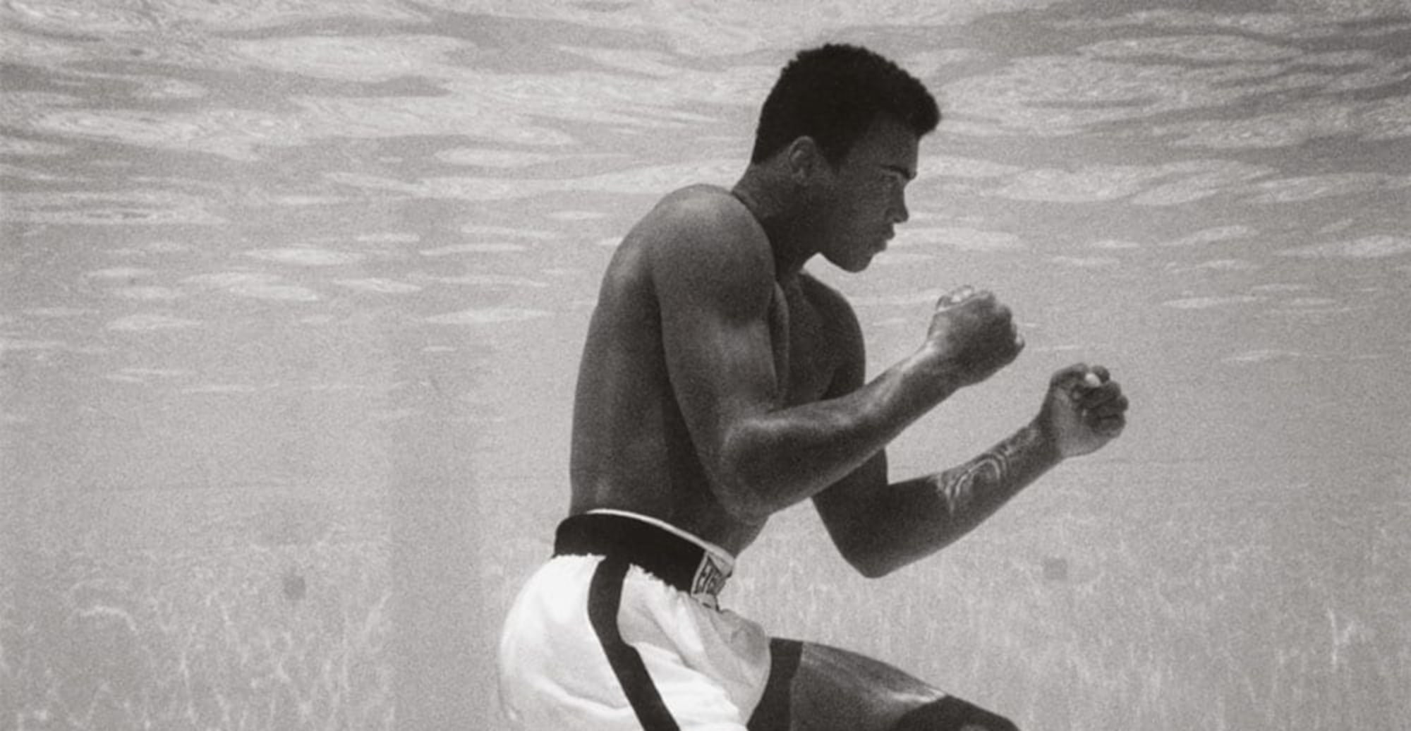 La foto di Muhammad Ali che boxa sott'acqua in piscina vale 18000 dollari