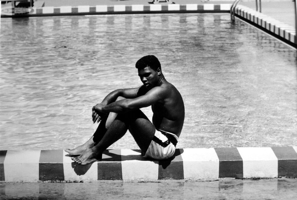 Muhammad Ali a bordo piscina - Kombatnet Blog