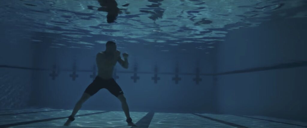 Creed II, fotogramma citazione della foto in piscina di Muhammad Ali - Kombatnet Blog