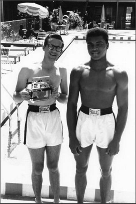 Flip Schulke e Muhammad Ali posano insieme a bordo piscina con pantaloncini Everlast - Kombatnet Blog