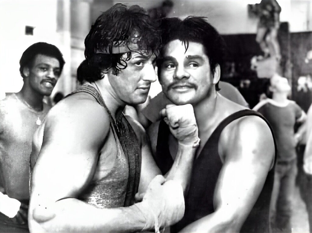 Roberto Duran in posa con Sylvester Stallone durante le riprese di Rocky 2 - Kombatnet