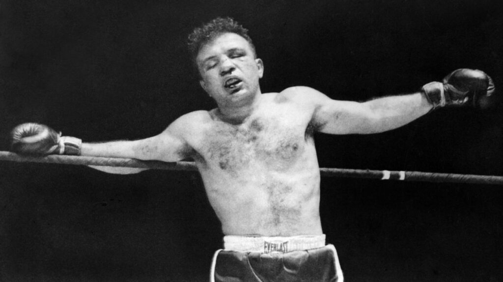 Jake LaMotta appoggiato alle corde stremato nel match contro Sugar Ray Robinson - Kombatnet