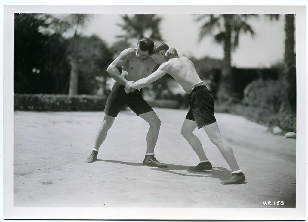 Rodolfo Valentino lotta con un amico nella sua residenza - Kombatnet