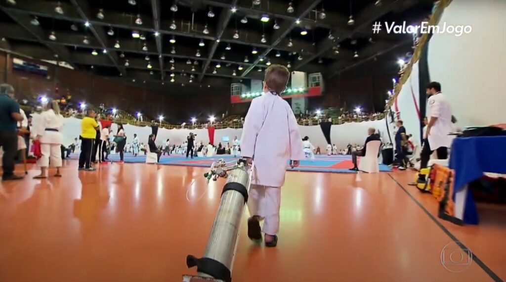 Miguel si avvicina al tatami per una gara di Karate trascinando la sua bombola di ossigeno - Kombatnet