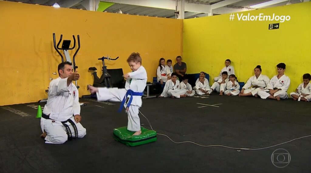 Miguel pratica un calcio di Karate - Kombatnet