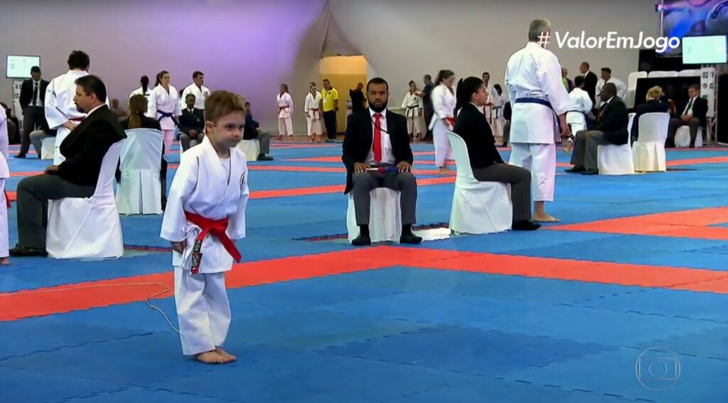 Miguel Santos Perez esegue un inchino prima di eseguire un Kata di Karate - Kombatnet
