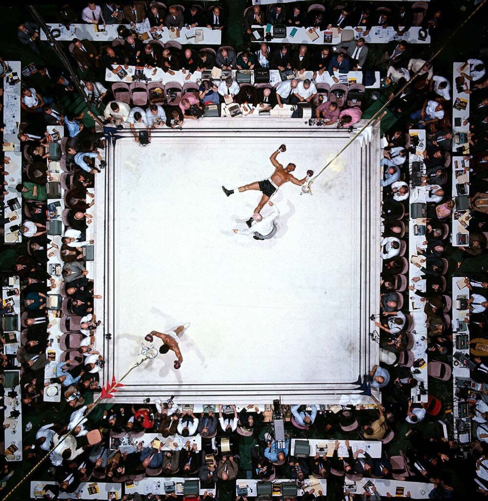 L'iconica foto dall'alto di Neil Leifer  del KO di Muhammad Ali ai danni di Cleveland Williams - Kombatnet
