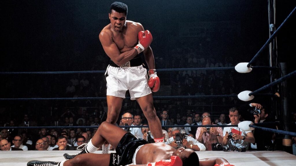 Muhammad Ali troneggia su Sonny Liston al tappeto - Kombatnet