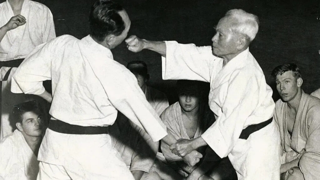 Il fondatore del Karate Shotokan Gichin Funakoshi in una dimostrazione tecnica - Kombatnet