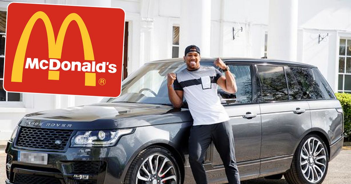 Anthony Joshua "scrocca" un panino al McDonald's