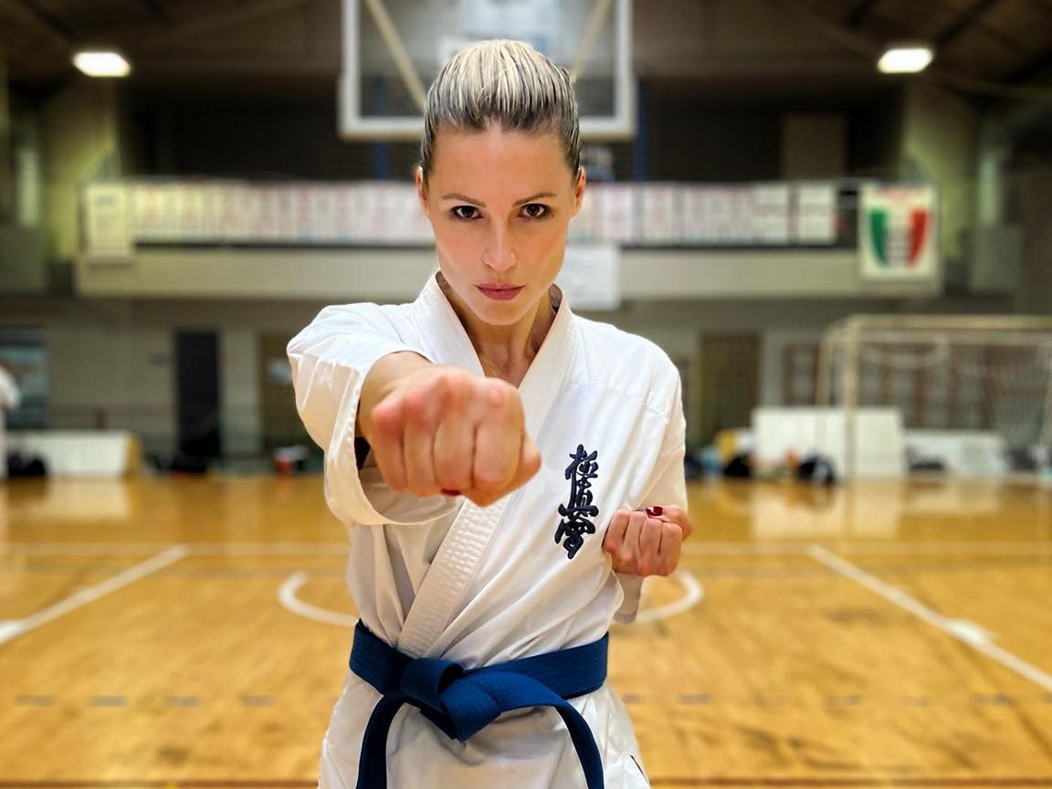 Michelle Hunziker riceve la cintura blu di Karate Kyokushinkai