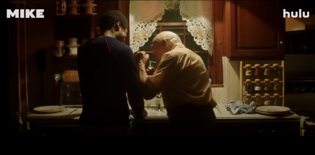 Mike Tyson assieme a Cus D'Amato in una scena della serie MIKE