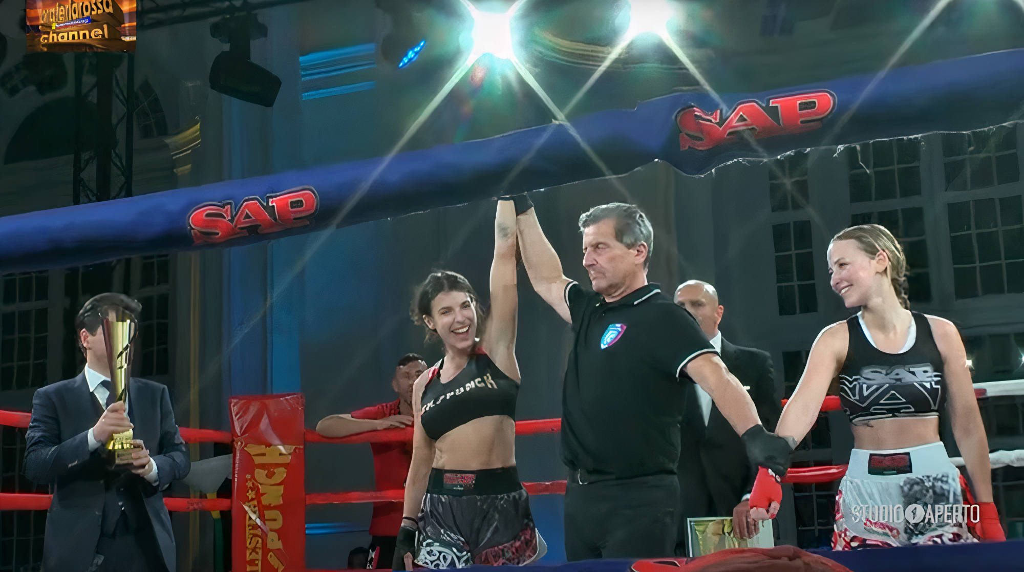 Elisabetta Canalis vince il match di esordio nella kickboxing contro Rachele Muratori