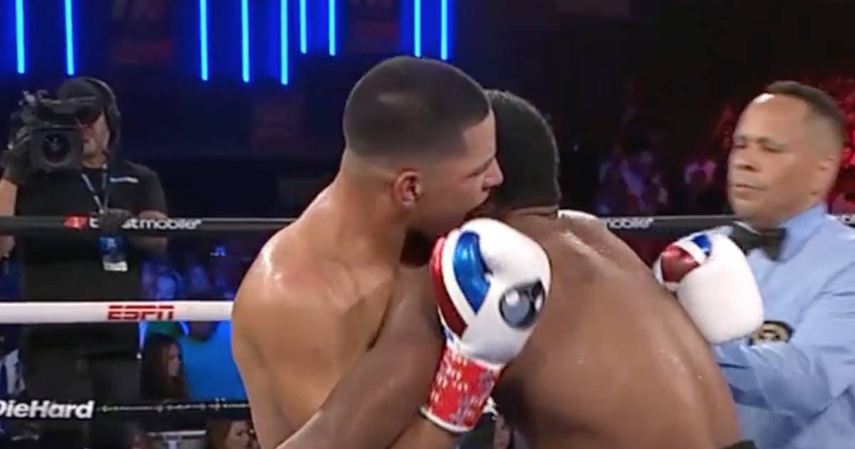 Il pugile Edgar Berlanga squalificato per aver morso l'orecchio al suo avversario