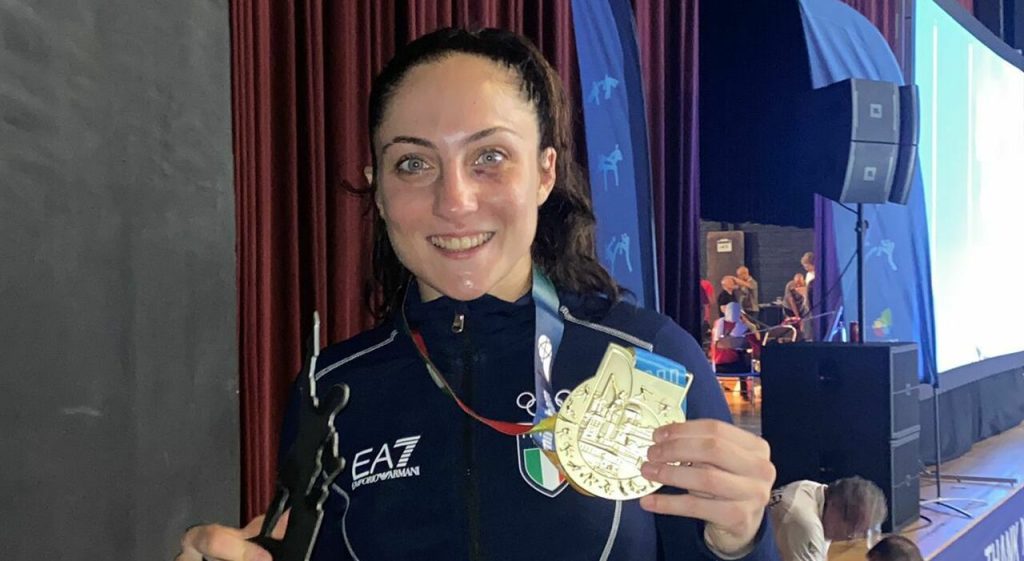 Sveva Melillo in posa con la medaglia oro vinta ai World Games 2022 nella Muay Thai - Kombatnet News