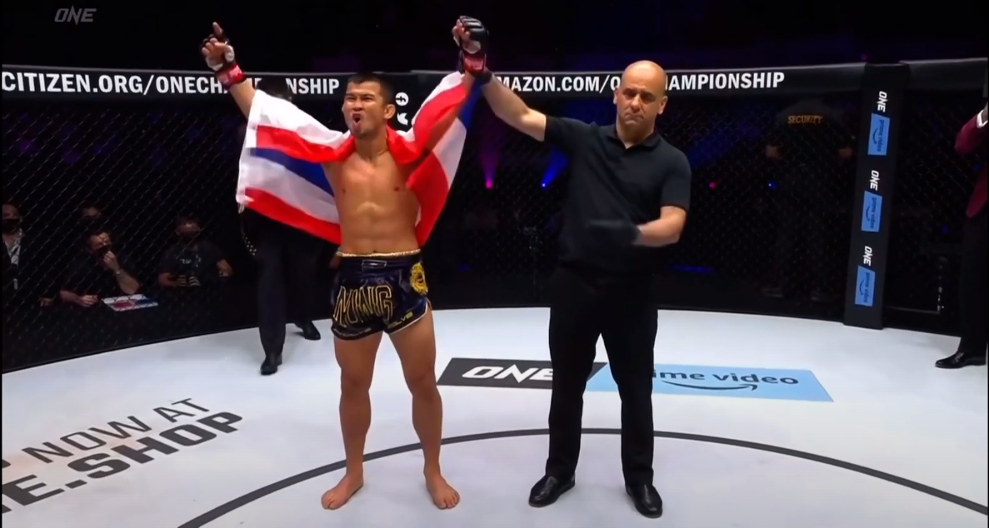 Nong-O batte Liam Harrison per KO ad ONE: On Prime Video