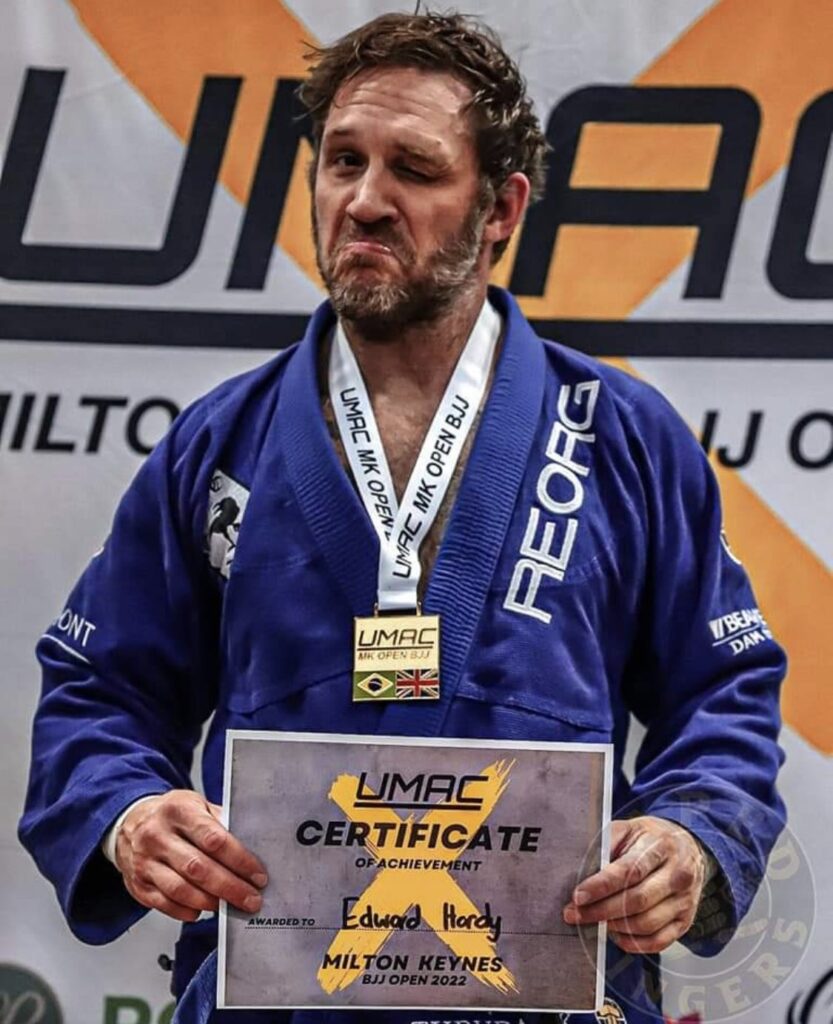 L'attore Tom Hardy con il certificato del Milton Keynes BJJ Open 2022 - Kombatnet News