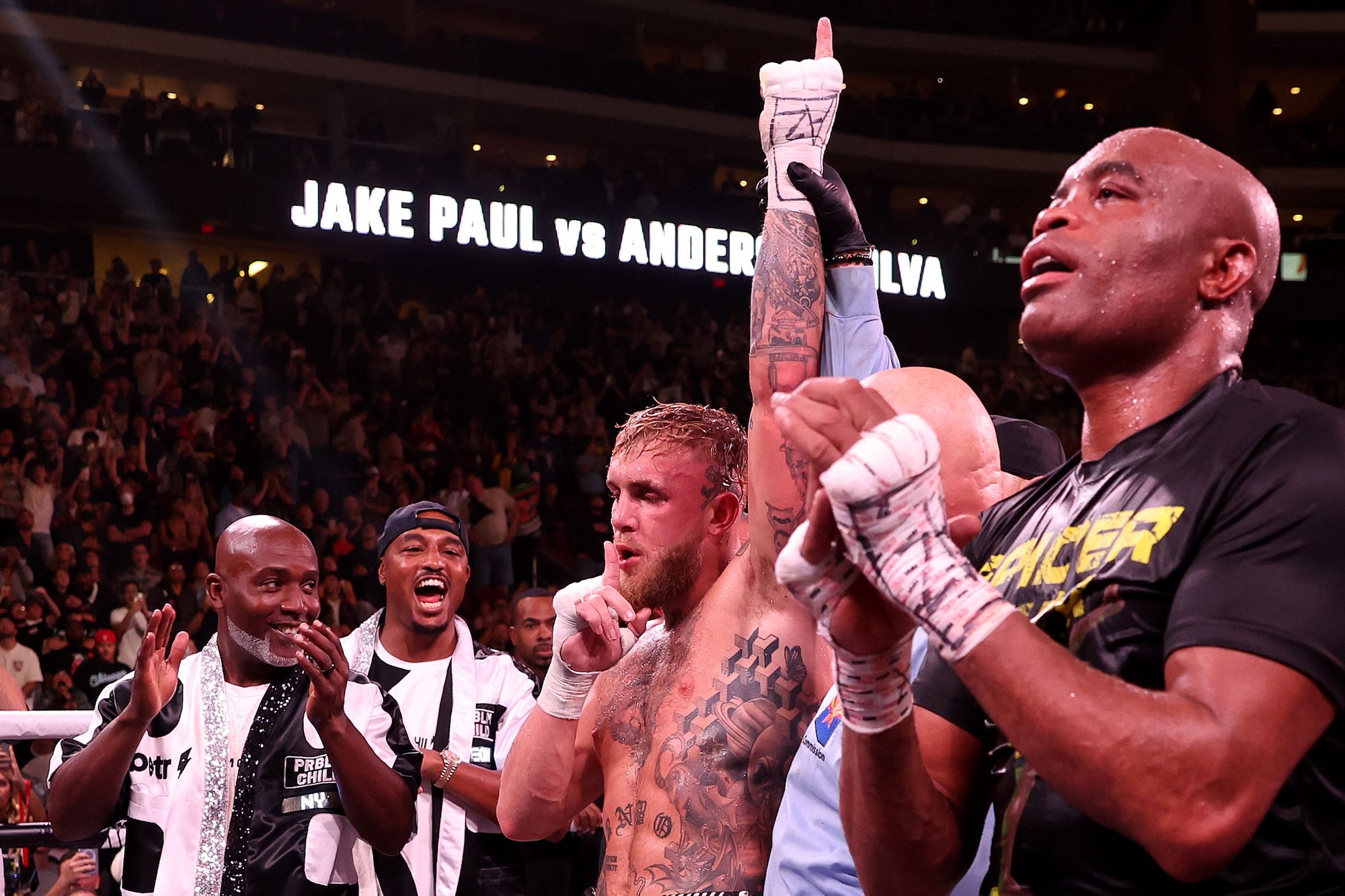 Jake Paul ha sconfitto l'ex campione UFC Anderson Silva: lo Youtuber resta imbattuto