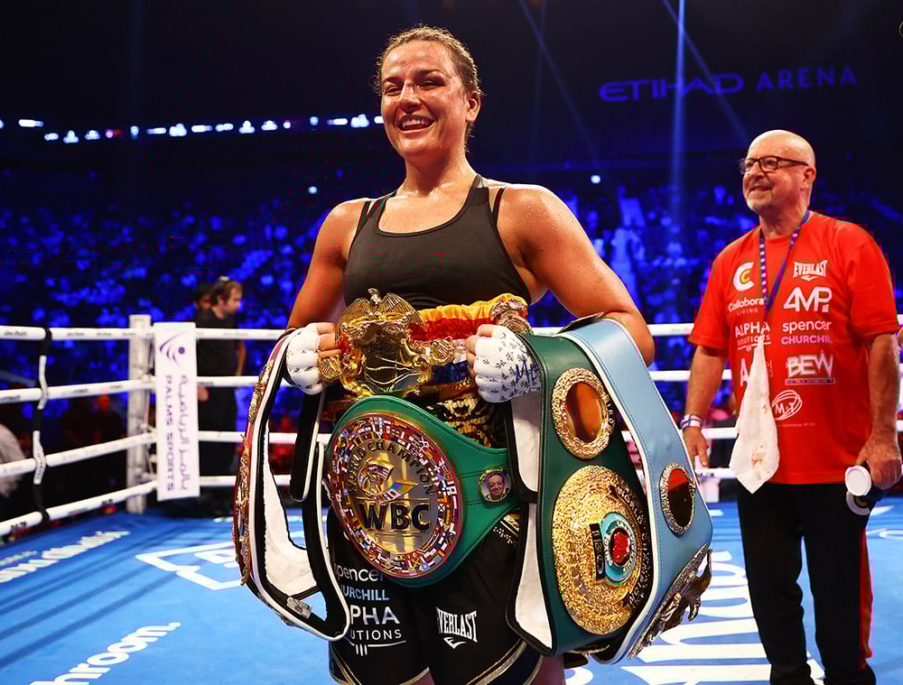 Chantelle Cameron posa con le cinture dopo aver battuto Jessica McCaskill - Kombatnet News