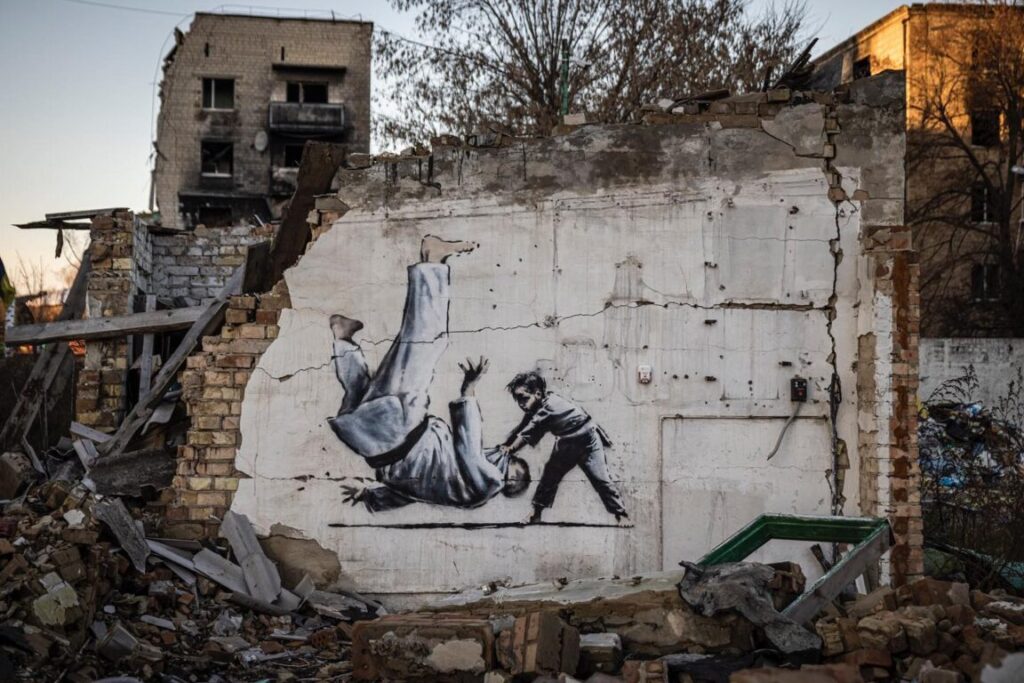 Il murale di Banksy raffigura un bambino che proietta un adulto tramite una tecnica di Judo a Borodyanka, Kiev - Kombatnet News