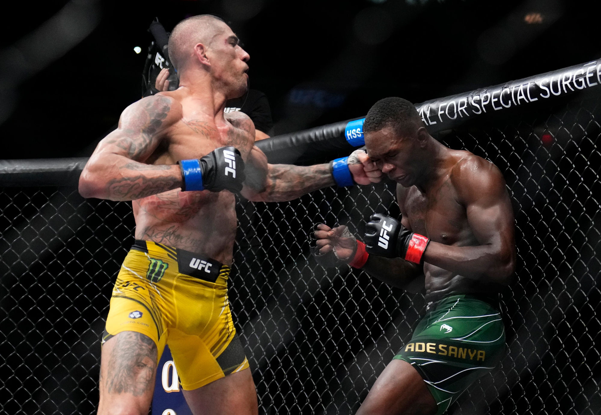 Alex Pereira strappa ad Israel Adesanya la cintura dei pesi medi UFC