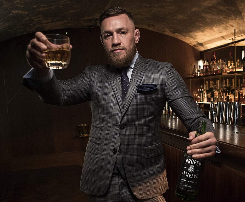 Conor McGregor è titolare e rappresentante del noto marchio di whiskey irlandese Proper No. Twelve - Kombatnet