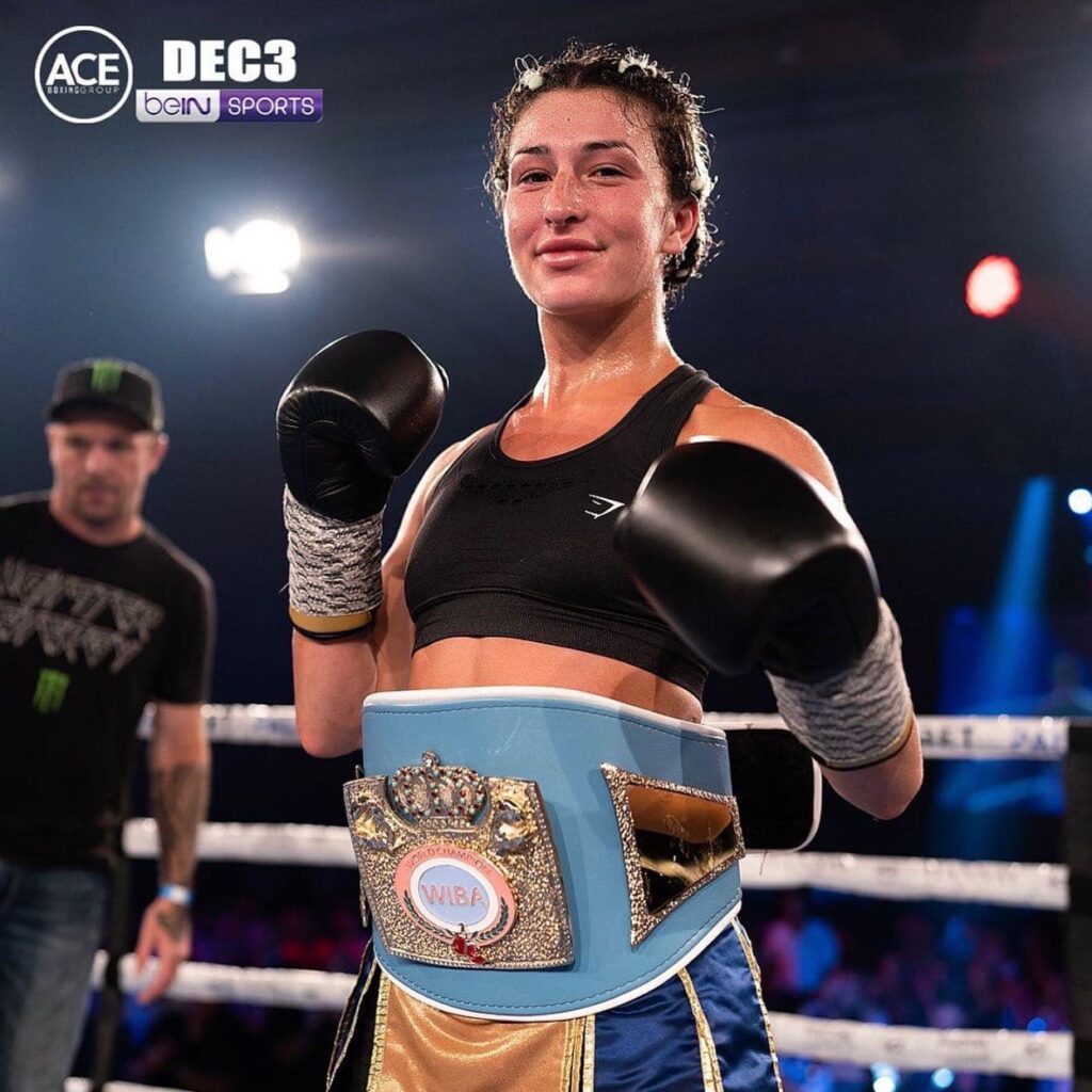 Jazzy Parr posa con la cintura WIBA di campionessa del mondo dei supermosca