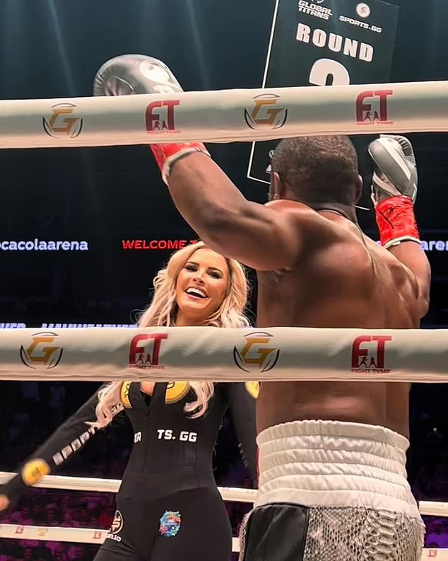 Carla Howe, modella e ring girl, con Floyd Mayweather - Kombatnet