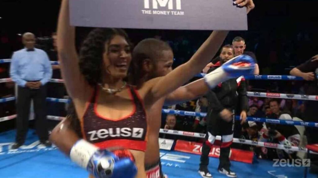 Floyd Mayweather Jr balla con la ring girl durante il match contro Aaron Chalmers - Kombatnet News