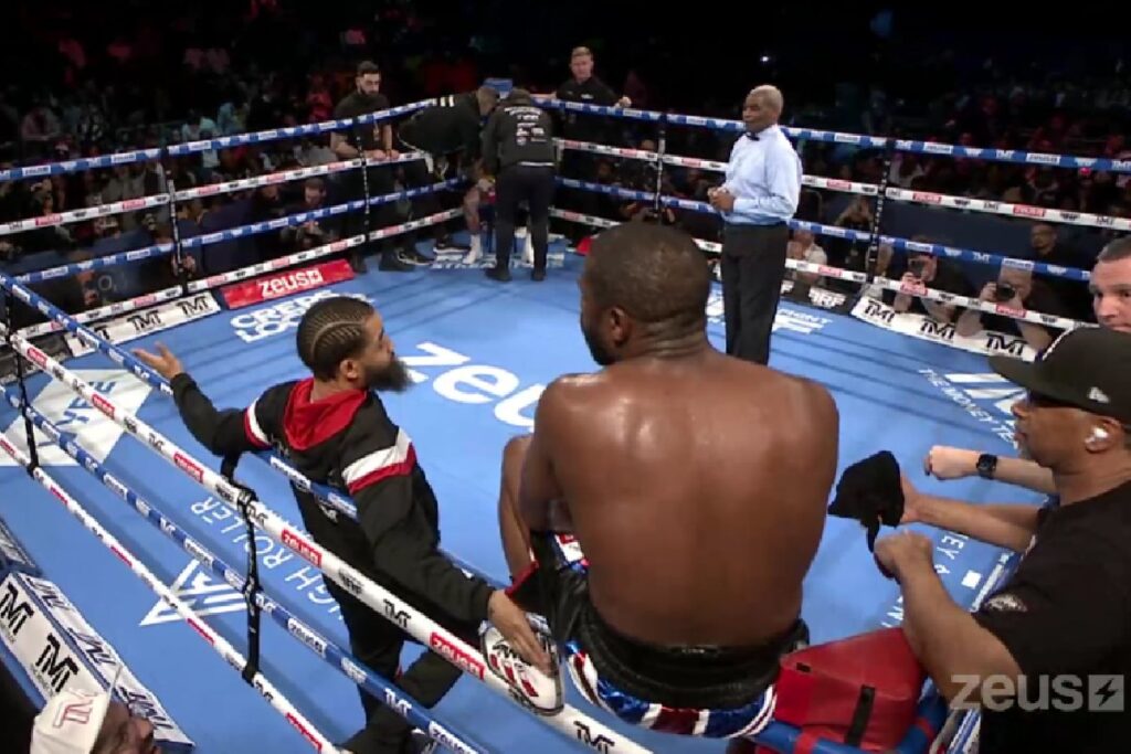 Floyd Mayweather si riposa seduto sul suo angolo tra i round del match contro Aaron Chalmers - Kombatnet News