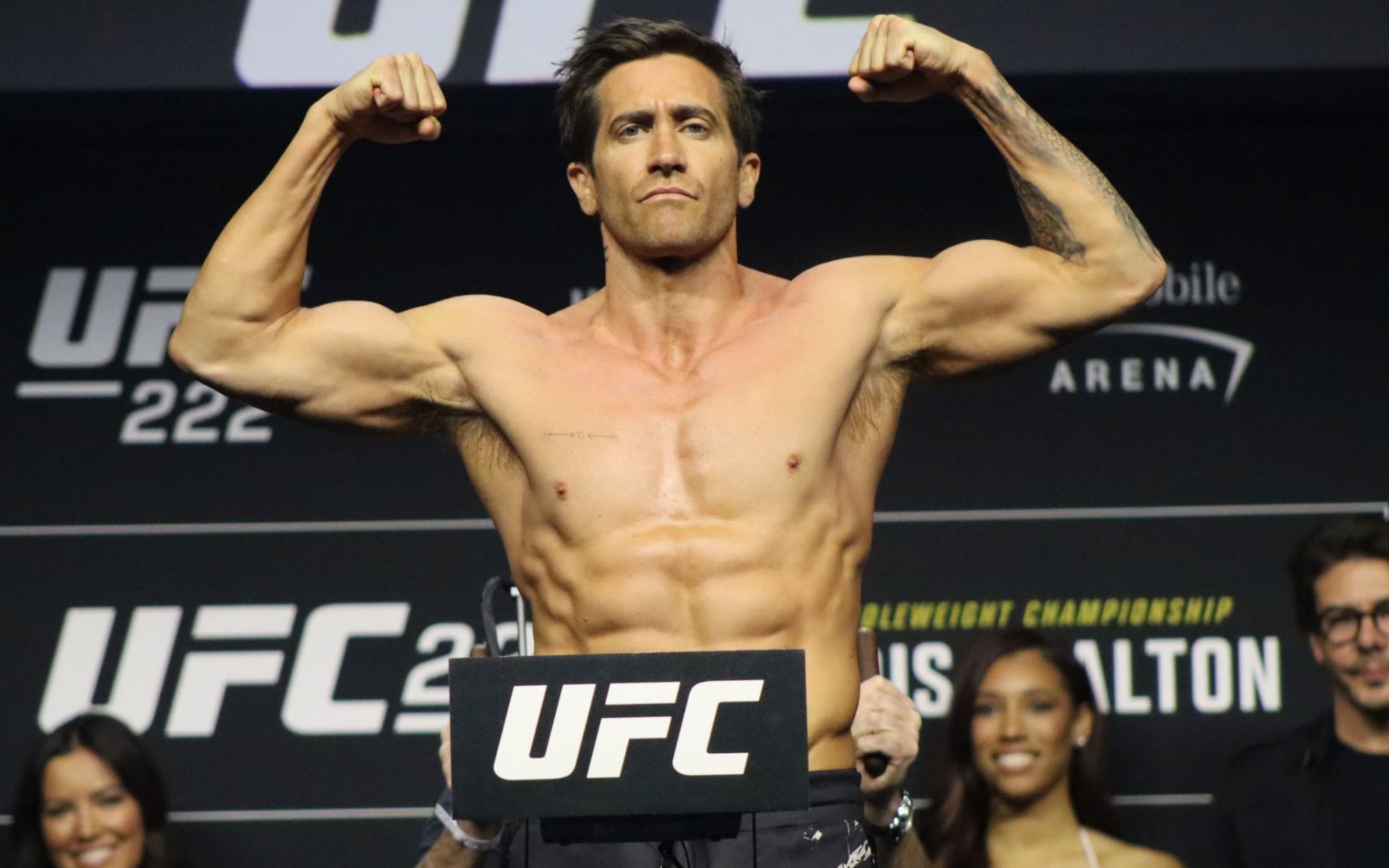 Jake Gyllenhaal manda KO Jay Hieron ad UFC 285 con una ginocchiata volante, per "Road House"