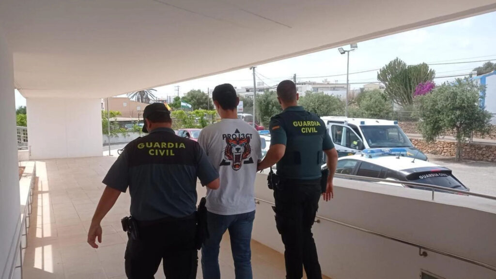 Il momento dell'arresto di Alessio di Chirico da parte della Guardia Civil di Formentera - Kombatnet