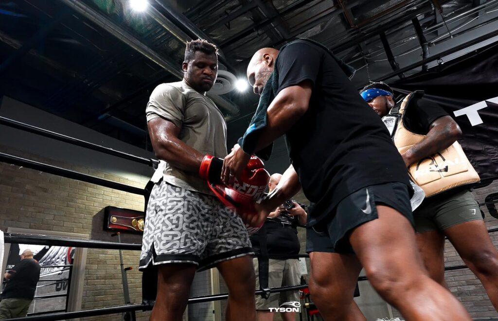 Mike Tyson allaccia i guantoni a Francis Ngannou - Kombatnet