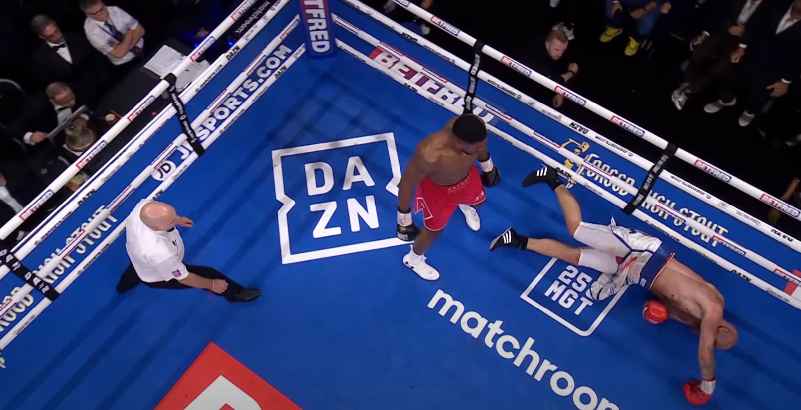 Anthony Joshua batte per KO Robert Helenius al settimo round