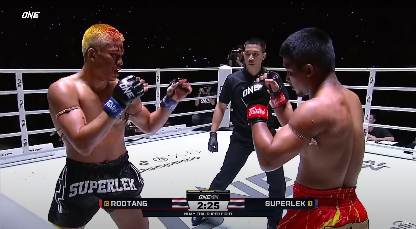 Muay Thai: Superlek batte Rodtang a ONE Friday Fights 34, in un match tanto controverso quanto spettacolare [video]