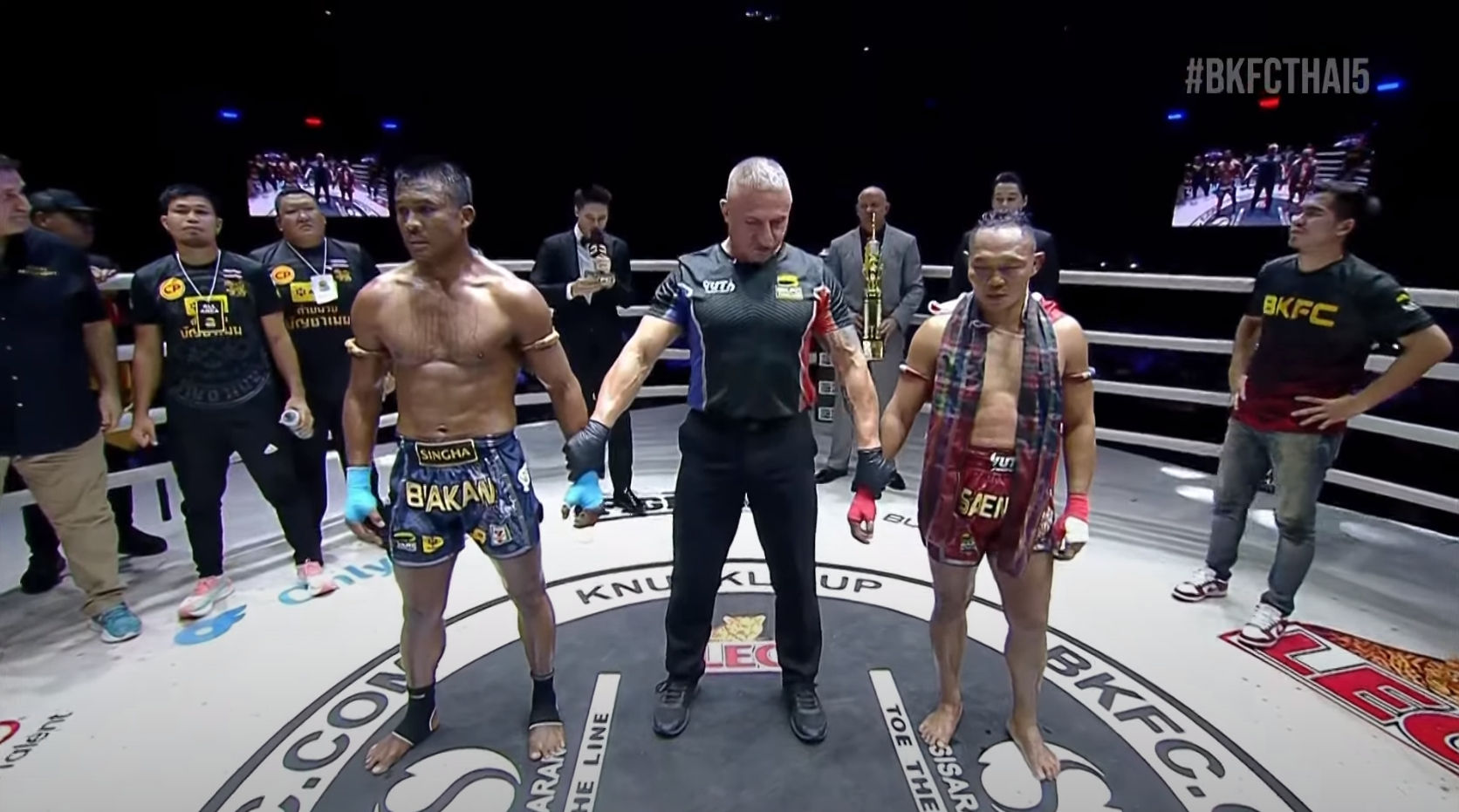 Buakaw "batte" Saenchai in un controverso match di bare knuckle [full video]