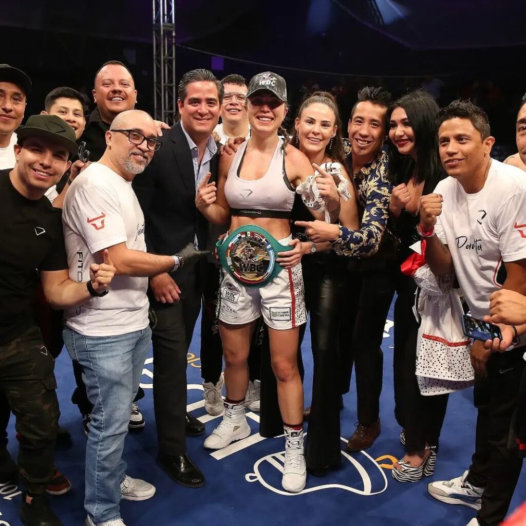 Camilla Panatta posa sul ring con la cintura WBC - Kombatnet