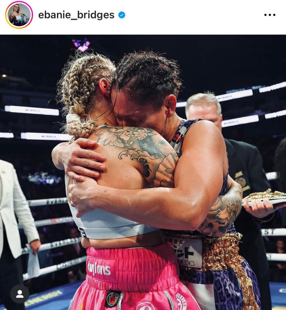 Ebanie Bridges abbraccia Miyo Yoshida sul ring dopo la sconfitta - Kombatnet