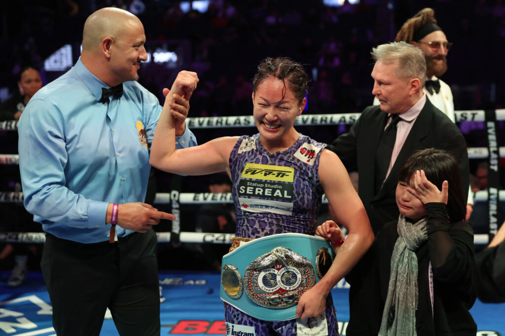 Miina figlia di Miyo Yoshida sale sul ring con la madre - Kombatnet