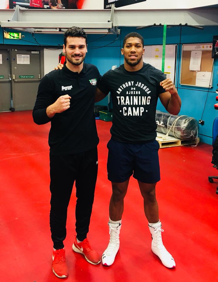 Guido Vianello posa assieme ad Anthony Joshua - Kombatnet
