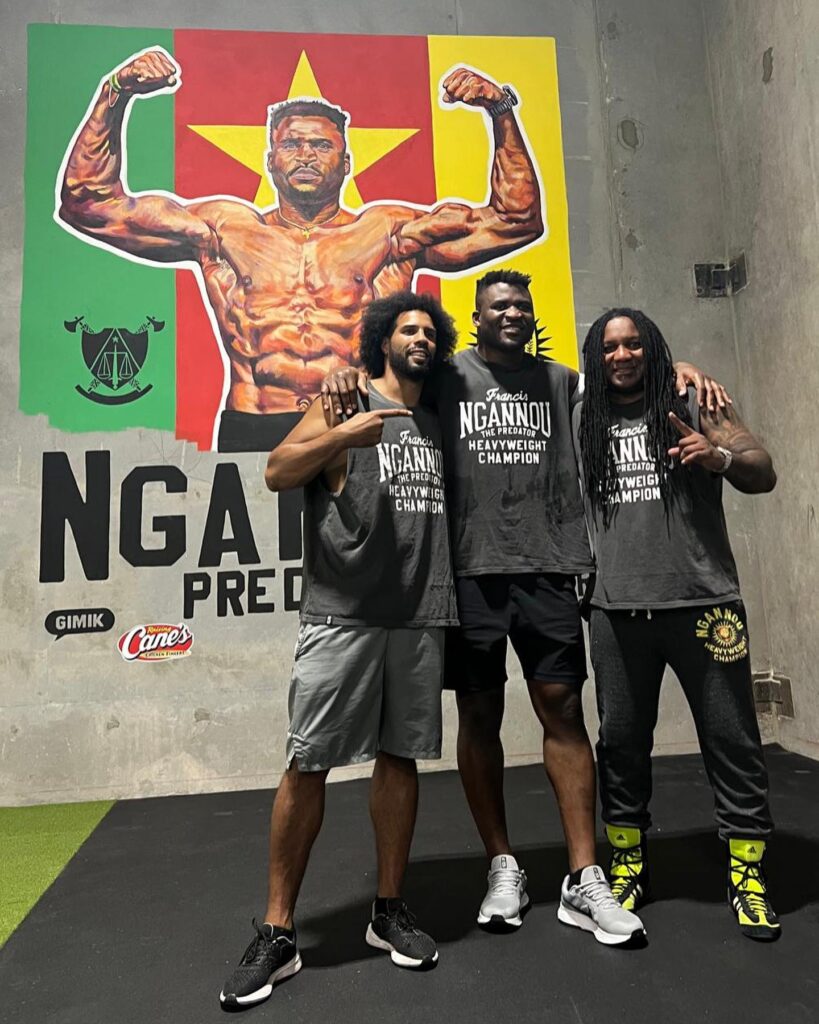 Francis Ngannou posa con John MBumba e Dewey Cooper - Kombatnet
