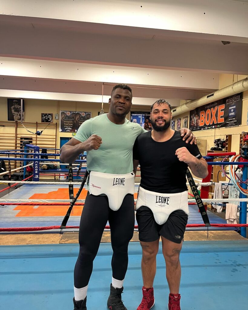 Francis Ngannou posa dopo lo sparring con i pugile italiano Vincenzo King Kong Fiaschetti - Kombatnet