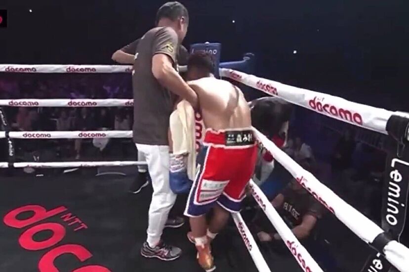 Kazuki Anaguchi sul ring con le gambe malferme - Kombatnet