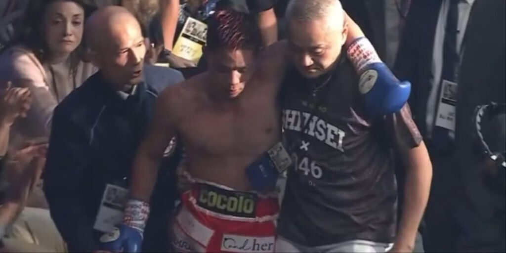 Kazuki Anaguchi portato via a braccia dal ring - Kombatnet