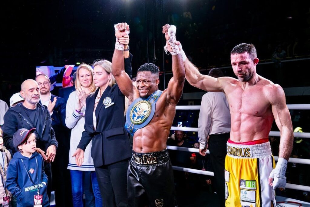 Giovanni De Carolis alza sportivamente la mano di Kevin Lele Sadjo - Kombatnet