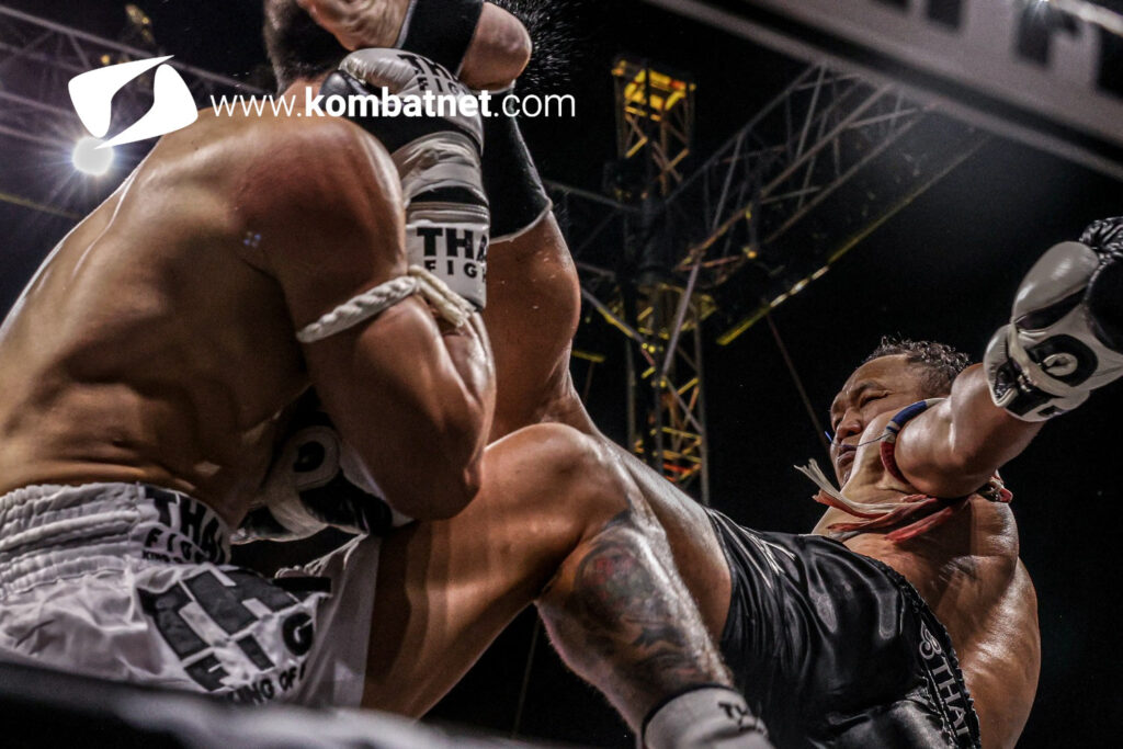 Il calcio che ha concluso il match tra Saenchai e Man Ye al Thai Fight - Kombatnet