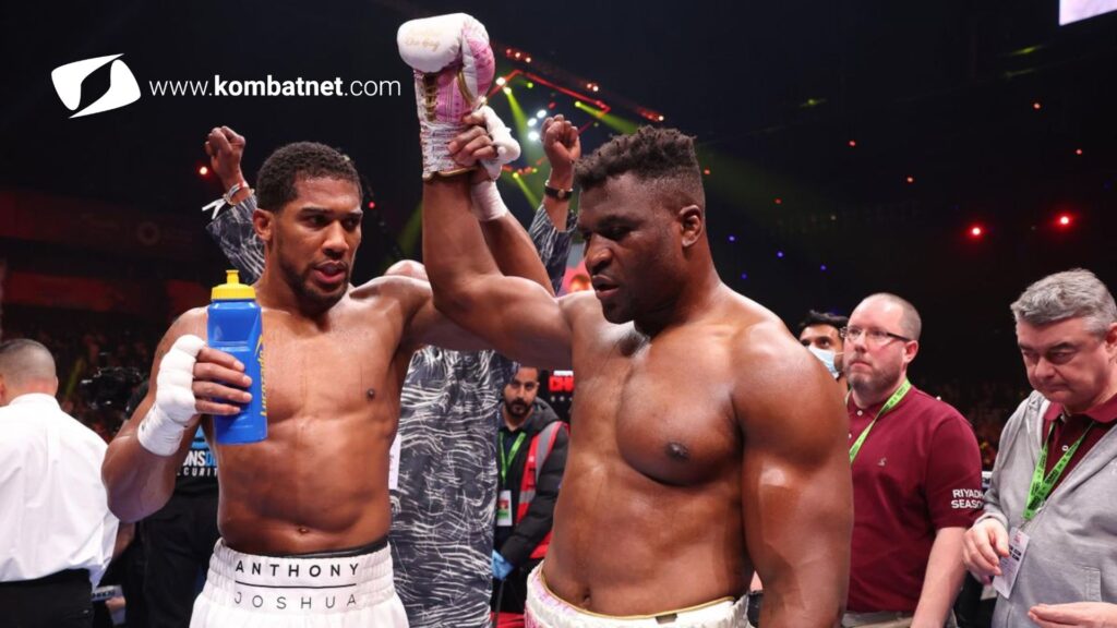 Anthony Joshua alza la mano di Francis Ngannou sul ring dopo il KO - Kombatnet