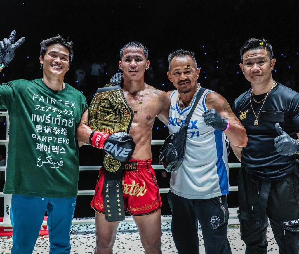 Superbon in posa con la cintura assieme a Trainer Gae ed il suo angolo - Kombatnet