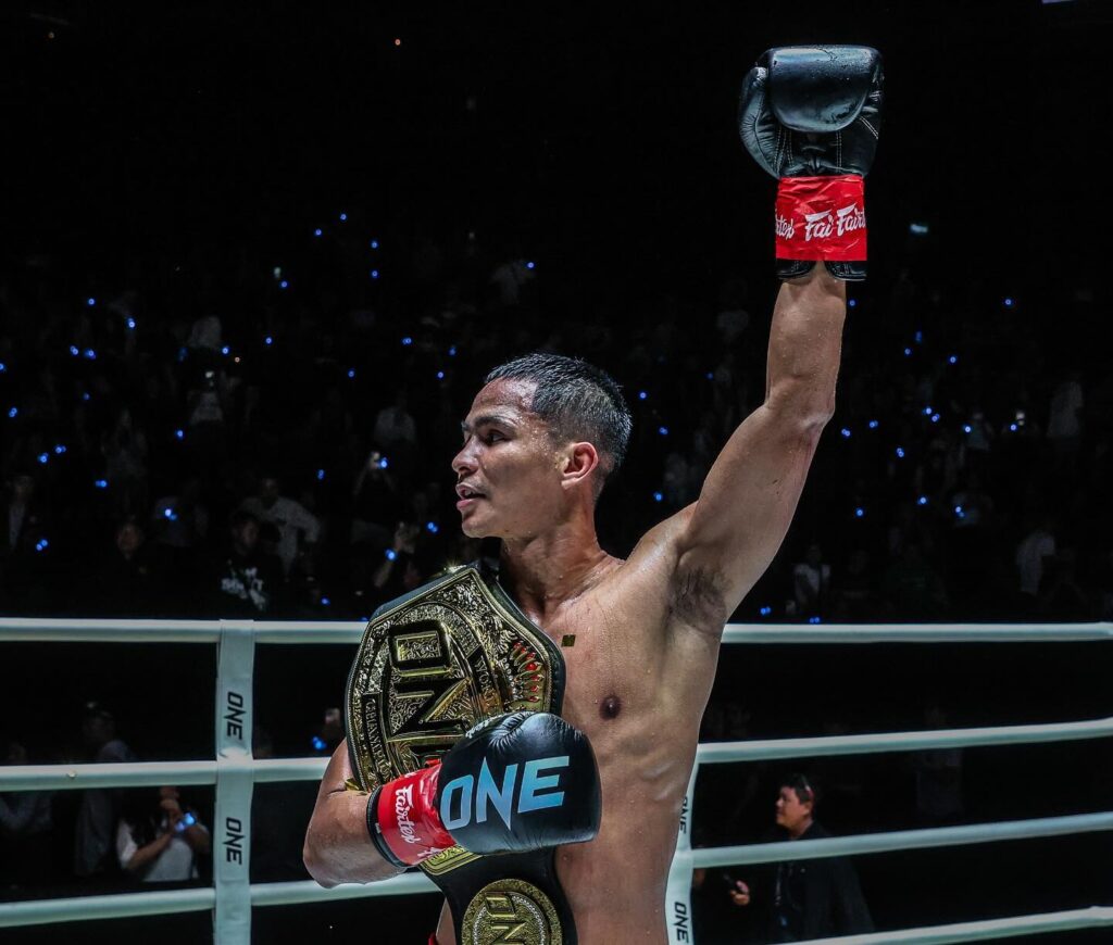 Superbon alza il braccio vittorioso dopo la vittoria contro Grigorian - Kombatnet